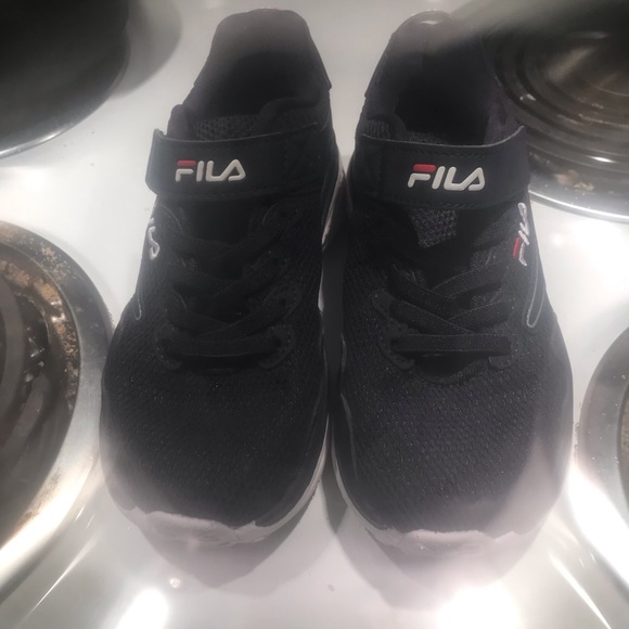 Brand new boys Fila sneakers - Picture 2 of 5